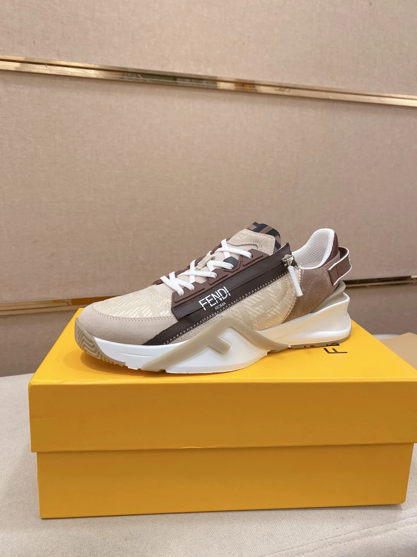 Factory price: 540💰(high version) [Fendi] Fendi’s latest casual shoes for men! Available at counters simultaneously! A one-to-one replica of the original. Made entirely of imported top-grain calfskin, the interior is made of top-grain water-dyed cowhide, and the original factory-supplied rubber outsole. Leading new fashion concepts. Matching code: 38-44 can be customized, 45 is not returnable!